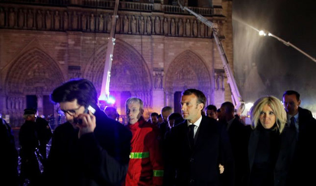 Macron: Notre Dame'ı yeniden inşa edeceğiz