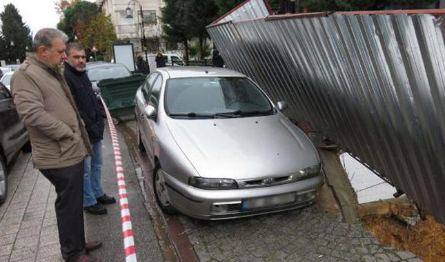 Maltepe'de çöken yolda araba asılı kaldı