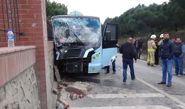 Maltepe'de yolcu minibüsü duvara çarptı: 8 yaralı
