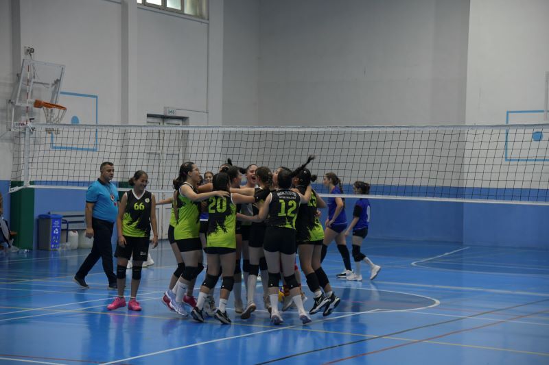 Mamak Belediyesi voleybol takımı Pilten'i 1-3 yendi