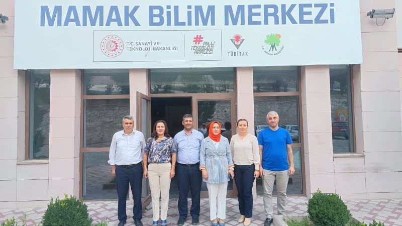 Mamak'ta Çocuklar Yaz Kurslarını Bilim Merkezi'nde Geçiriyor