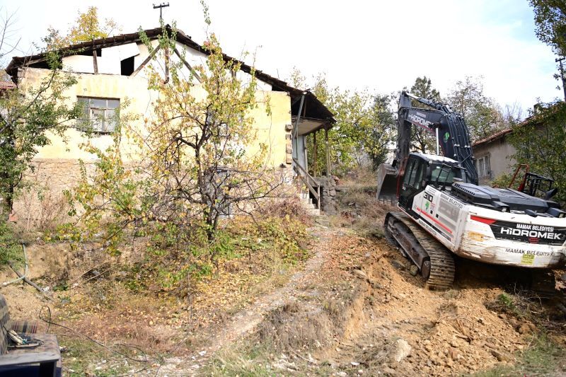Mamak'ta Tehlike Oluşturan Üç Metruk Yapı Yıkıldı