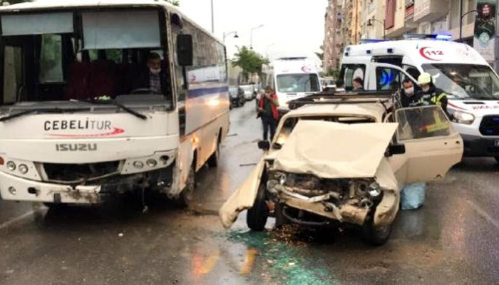 Manisa'da işçi servisi otomobille çarpıştı!