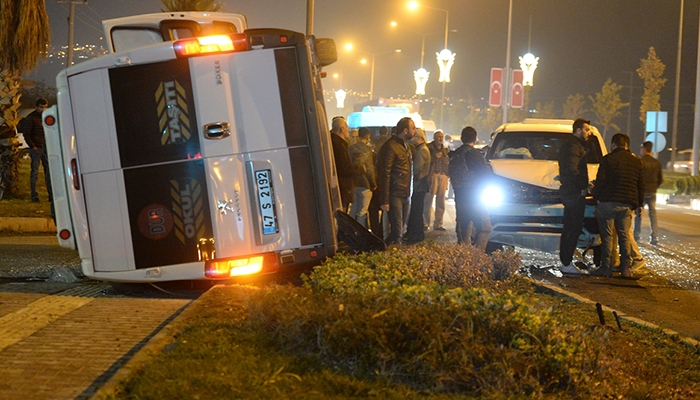 Mardin'de servis ile polis aracı çarpıştı!