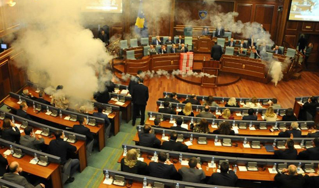 Meclise gaz bombası atıldı! Milletvekilleri salonu gaz maskesiyle terk etti!