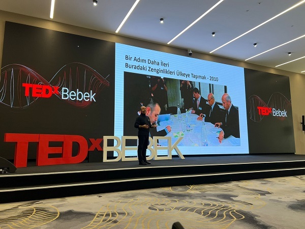 Meme Cerrahı Dr. Cem Yılmaz, TEDxBebek Sahnesinde “Neştersiz Dönüşüm”ü Anlattı