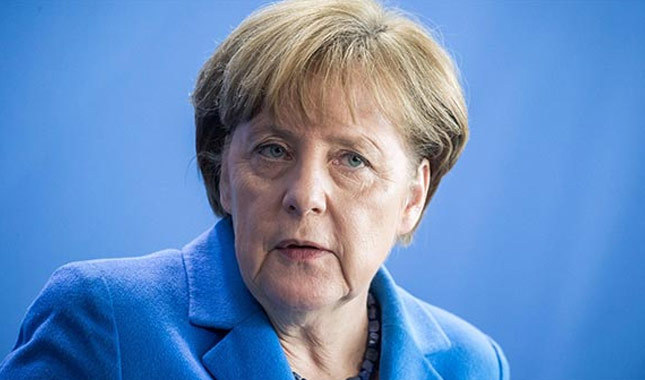 Merkel'in aracına domatesli saldırı