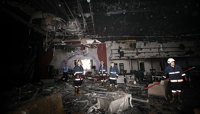 Mersin'de eğlence mekanı alev alev yandı