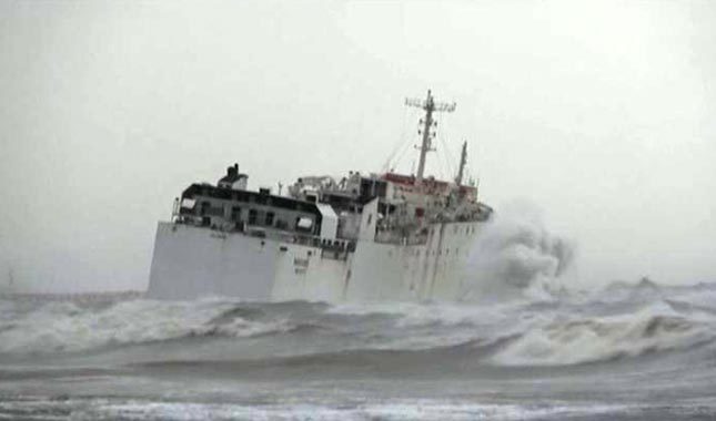 Mersin'de fırtınaya kapılan gemi karaya oturdu