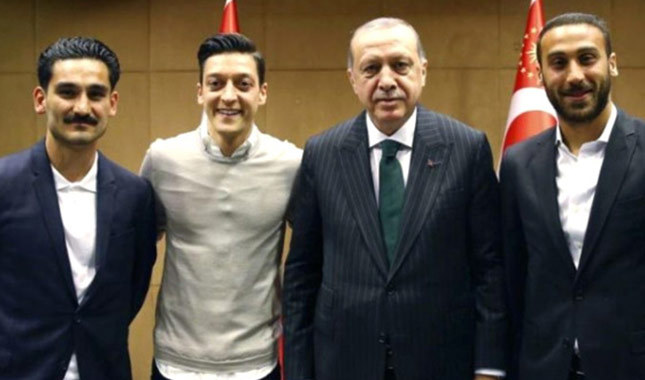 Mesut Özil, Erdoğan'la fotoğraf eleştirilerine yanıt verdi