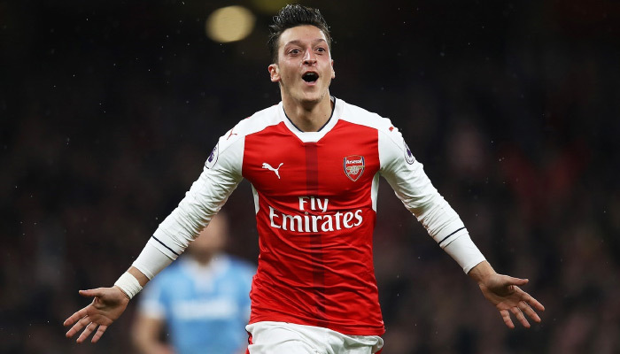 Mesut Özil memleketinin takımına sahip çıktı