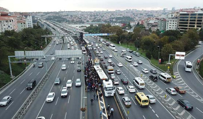 Metrobüs kazası sonrası seferlerde aksama yaşandı
