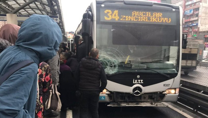 Metrobüs, yola düşen kadın yolcuya çarptı