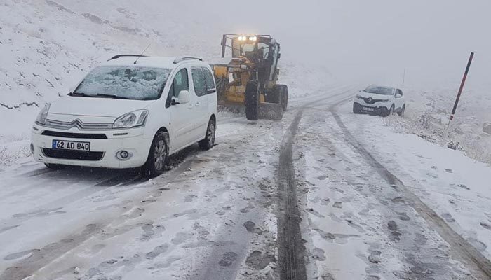 Mevsimin ilk karı! Yollar kapandı, araçlar yolda kaldı