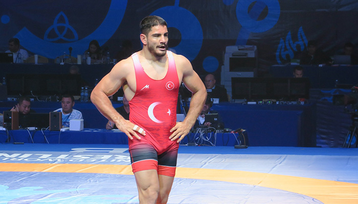 Milli güreşçi Taha Akgül dünya ikincisi oldu