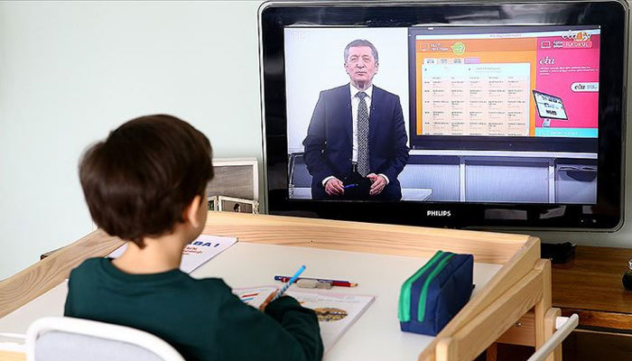 Milyonlarca öğrenci uzaktan eğitime başladı