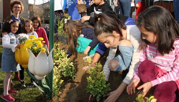 Minik eller toprakla buluştu, park ve meydanlar yeşillendi