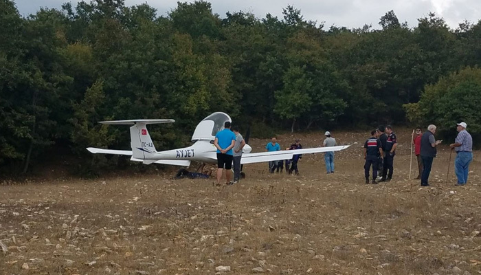 Motoru arıza yapan uçak boş araziye indi
