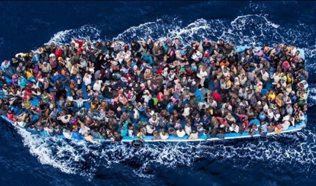 Mülteci teknesi alabora oldu