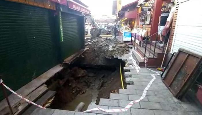 Ortaköy'de yol çöktü! Dükkanlar boşaltıldı