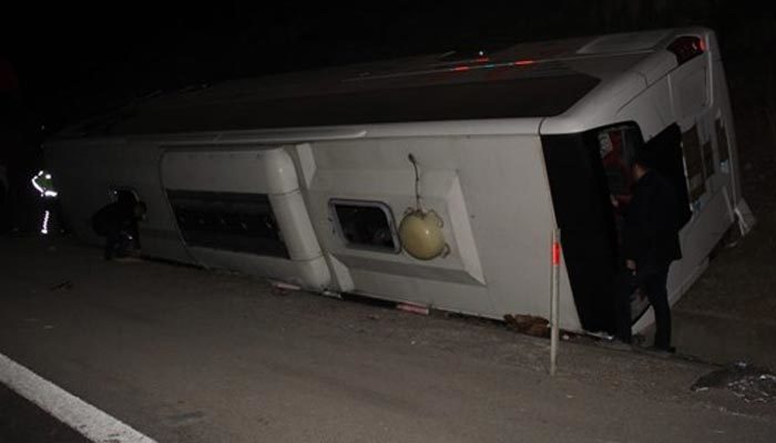 Osmaniye'de yolcu otobüsü devrildi: 25 yaralı