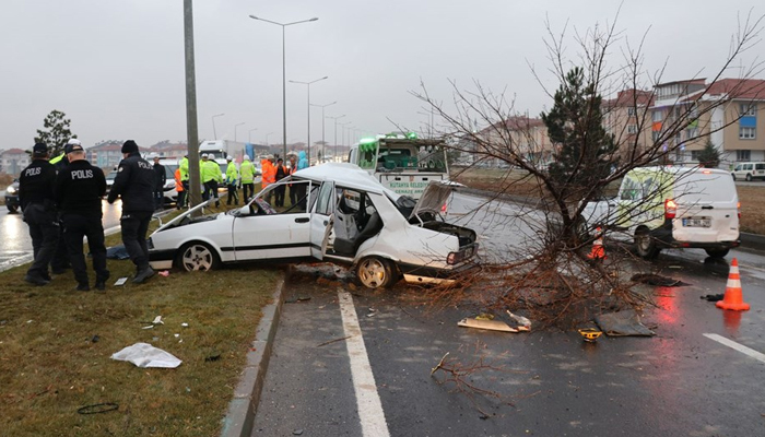 Otomobil kazada hurdaya döndü! 2 ölü 3 yaralı!