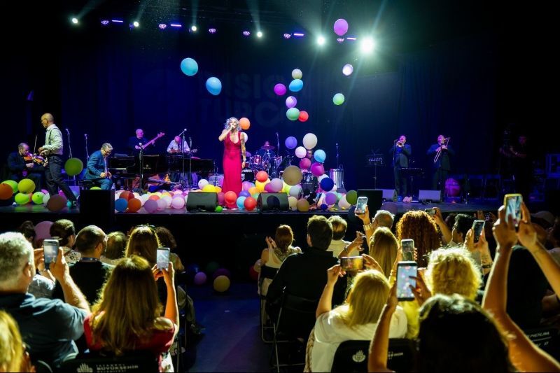 PİNK MARTİNİ'DEN HARBİYE'DE UNUTULMAZ KONSER