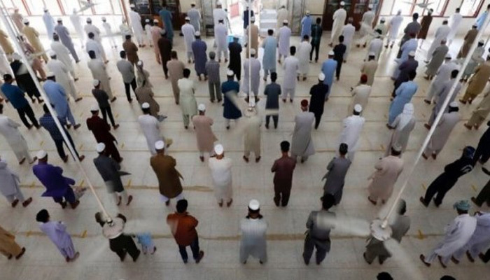 Pakistan'da cemaatle namaz kılma yasağı kaldırıldı