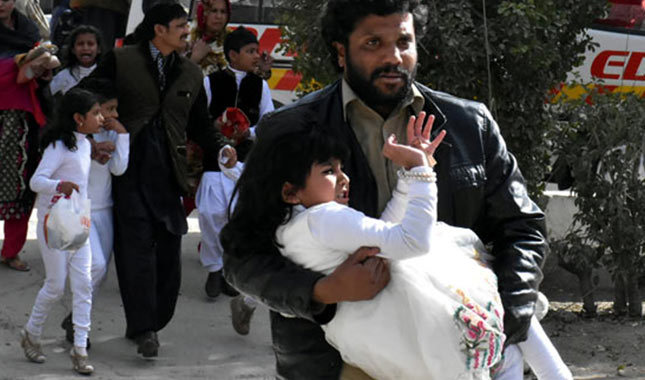 Pakistan'da kiliseye bombalı saldırı
