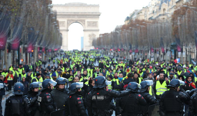 Paris'te binlerce polis ve gösterici karşı karşıya!