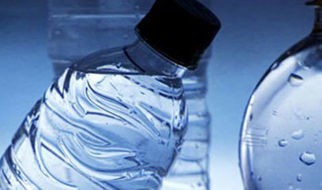 Pet şişede satılan su zararlı mı? Pet şişeden su içerken bir daha düşünün