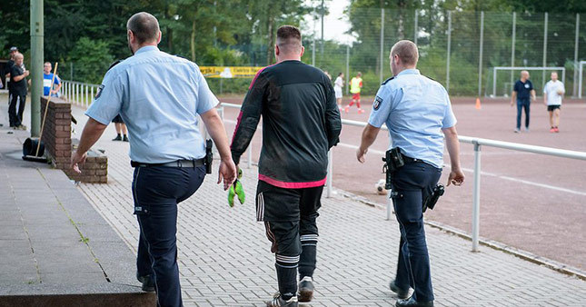 Polis tarafından gözaltına alındı