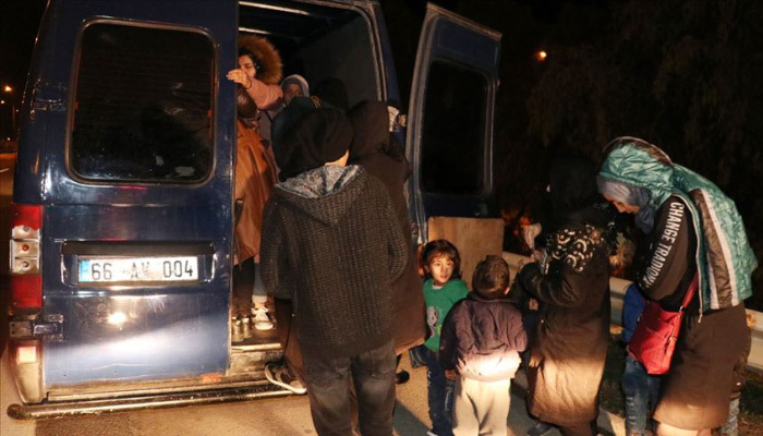 Polisin durdurduğu araçtan 30 göçmen çıktı