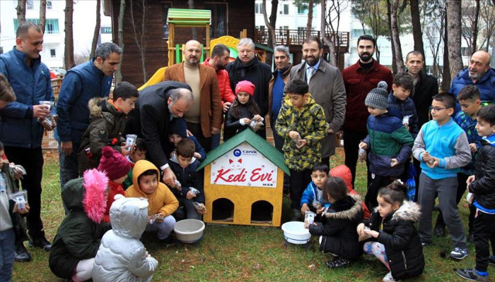 Postacılardan örnek davranış! Hem posta hem mama