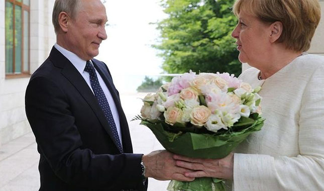 Putin'in verdiği çiçek olay oldu!