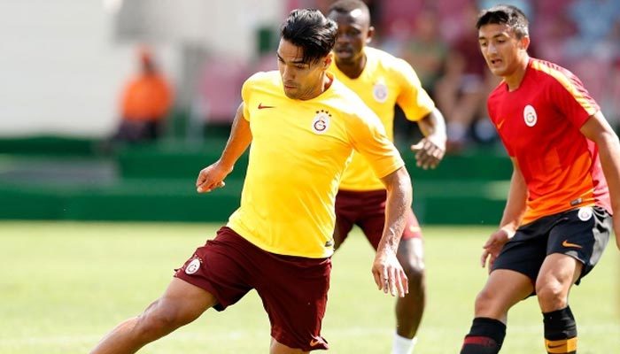 Radamel Falcao şova başladı