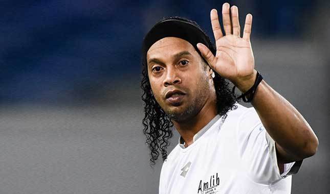 Ronaldinho futbolu bıraktığını açıkladı