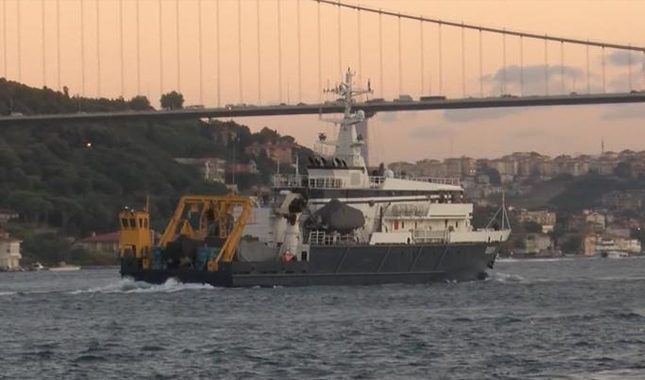Rus kurtarma gemisi İstanbul Boğazı'ndan geçti