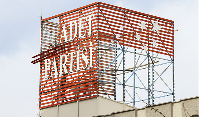 Saadet Partisi'nin çatısındaki amblemi söküldü