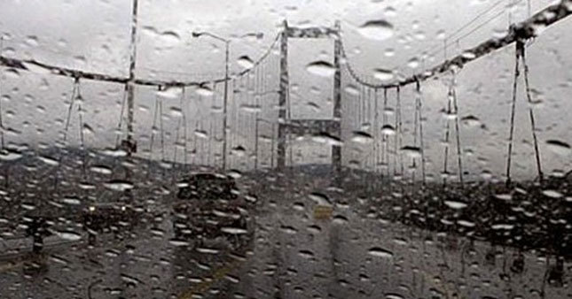 Sağanak yağış İstanbul trafiğini vurdu