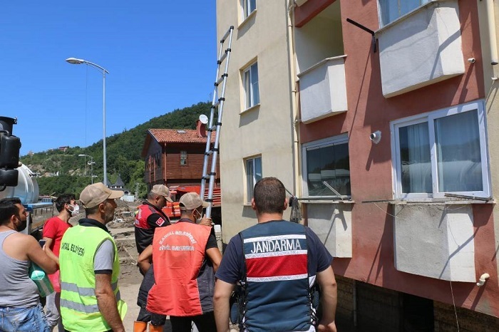 Sahiplerini Kaybeden Kedilere İlkyardım Kartal Belediyesi Ekiplerinden 