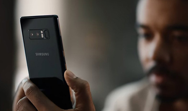Samsung yeni raklam filminde Apple ile dalga geçti