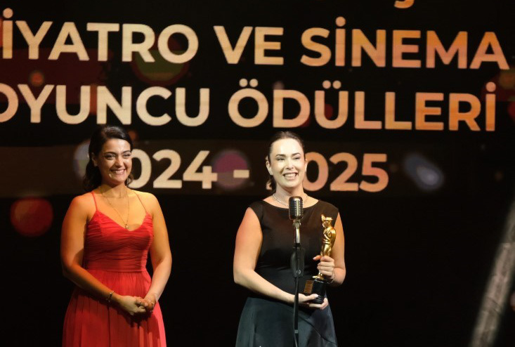 Sanatın kalbi Sadri Alışık Tiyatro ve Sinema Oyuncu Ödülleri'nde attı
