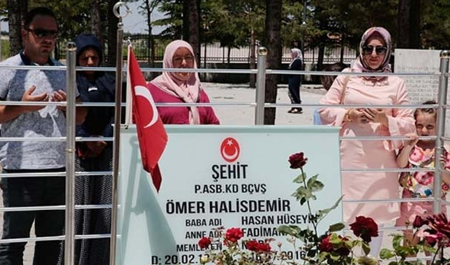 Şehit Ömer Halisdemir'in kabrine bayram ziyareti gerçekleştirildi