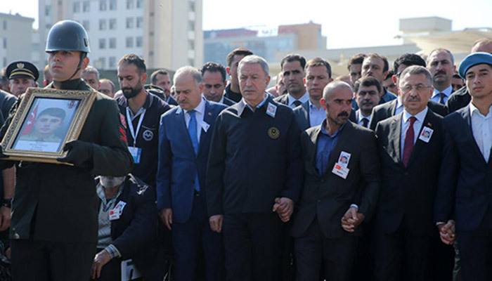 Şehit askerin cenazesinde dikkat çeken kare
