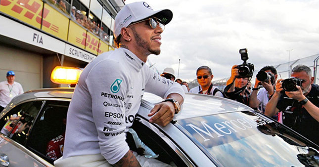 Sezonun ilk pole'ü Hamilton'ın