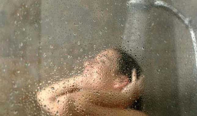 Sıcak duş yalnızlığa iyi geliyor