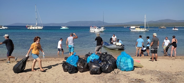 Sığacık'ta 3 koydan 1 kamyon çöp toplandı 