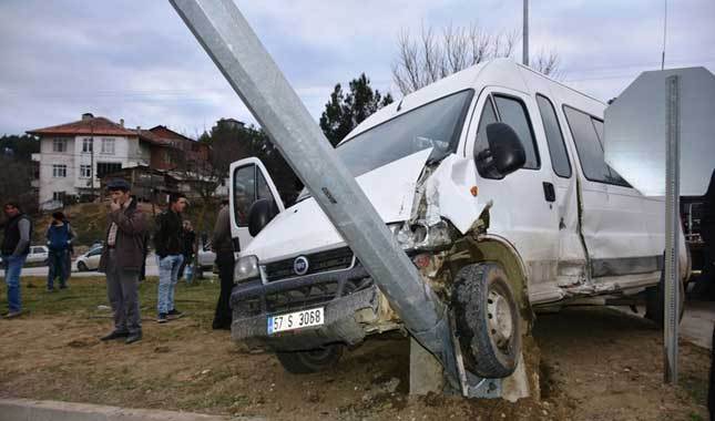 Sinop'ta 2 minibüs çarpıştı: 14 yaralı