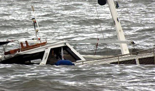 Sinop'ta balıkçı teknesi denize gömüldü! Ekipler kurtarma çalışması başlattı